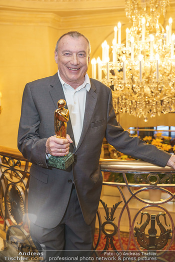 Pressekonferenz zur Romy Gala 2020 - Grand Hotel, Wien - Di 03.03.2020 - Rudi JOHN mit Romy-Statue28