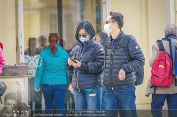 Coronavirus COVID-19 Feautre - Wien - Do 12.03.2020 - Touristen mit Atemschutzmasken vor Schloss Schönbrunn, nichts l2