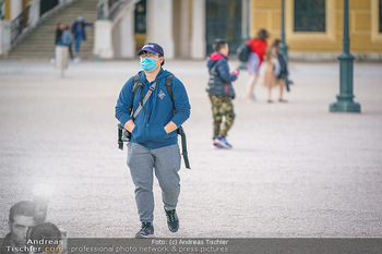 Coronavirus COVID-19 Feautre - Wien - Do 12.03.2020 - Touristen mit Atemschutzmasken vor Schloss Schönbrunn, nichts l3