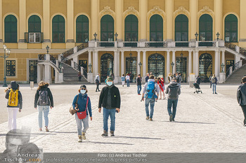 Coronavirus COVID-19 Feautre - Wien - Do 12.03.2020 - Touristen mit Atemschutzmasken vor Schloss Schönbrunn, nichts l6