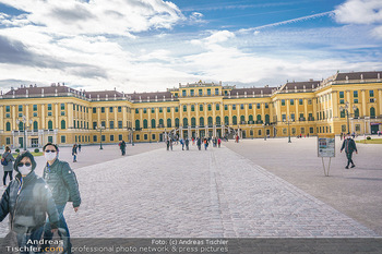 Coronavirus COVID-19 Feautre - Wien - Do 12.03.2020 - Touristen mit Atemschutzmasken vor Schloss Schönbrunn, nichts l8