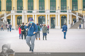 Coronavirus COVID-19 Feautre - Wien - Do 12.03.2020 - Touristen mit Atemschutzmasken vor Schloss Schönbrunn, nichts l9