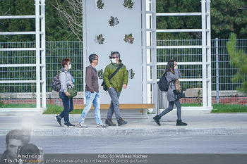 Coronavirus COVID-19 Feautre - Wien - Do 12.03.2020 - Touristen mit Atemschutzmasken vor Schloss Schönbrunn, nichts l14