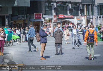 Coronavirus COVID-19 Feautre - Wien - Do 12.03.2020 - Tourist mit Atemschutzmaske am Stephansplatz45