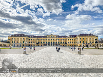 Coronavirus COVID-19 Feautre - Wien - Do 12.03.2020 - Kaum Touristen vor Schloss Schönbrunn trotz Frühlingstemperatu69