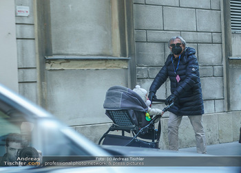 Corona Lokalaugenschein - Wien - Mo 16.03.2020 - Spaziergänger mit Schutzmaske schiebt Kinderwagen mit Baby ohne31