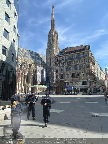 Corona Lokalaugenschein - Wien - Mo 16.03.2020 - Polizei am Graben und Stephansplatz überwacht Versammlungsverbo89