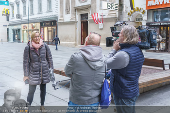 Corona Lokalaugenschein - Wien - Di 17.03.2020 - ORF Kamerateam interviewt Birgit FENDERL (zufällig angetroffen)23