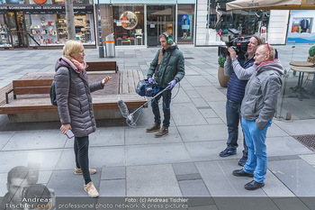 Corona Lokalaugenschein - Wien - Di 17.03.2020 - ORF Kamerateam interviewt Birgit FENDERL (zufällig angetroffen)24