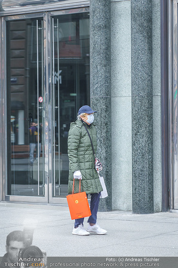 Corona Lokalaugenschein - Wien - Di 17.03.2020 - Passant Passantin mit Einkaufstasche am Stephansplatz mit Atemsc36