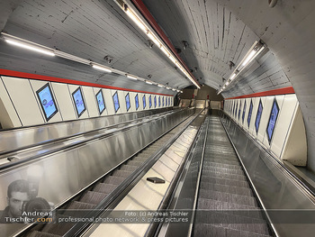 Corona Lokalaugenschein - Wien - Di 17.03.2020 - UBahn U-Bahn Station Karlsplatz U1 U2 U4 wenig Betrieb Wiener Li69