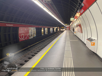 Corona Lokalaugenschein - Wien - Di 17.03.2020 - UBahn U-Bahn Station Karlsplatz U1 U2 U4 wenig Betrieb Wiener Li71