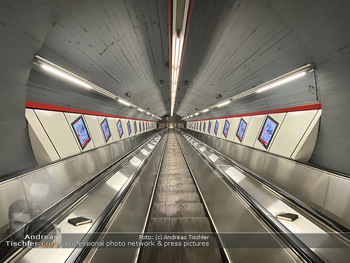 Corona Lokalaugenschein - Wien - Di 17.03.2020 - UBahn U-Bahn Station Karlsplatz U1 U2 U4 wenig Betrieb Wiener Li77