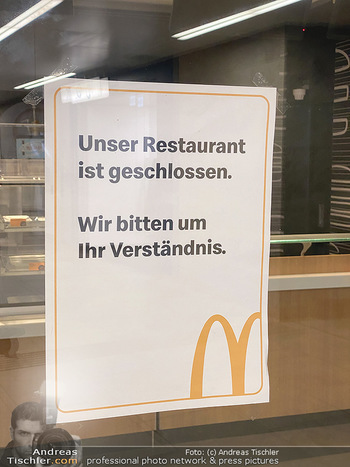 Corona Lokalaugenschein - Wien - Di 17.03.2020 - McDonalds Restaurant geschlossen U-Bahn Station Karlsplatz wegen79