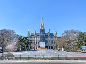 Corona Feature und Frühling - Wien und Wachau - Di 24.03.2020 - Leerer verwaister Rathauspplatz Menschenleere, Ausgangssperre, C30