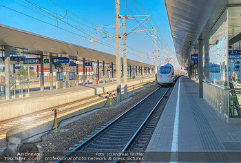 Corona Feature und Frühling - Wien und Wachau - Di 24.03.2020 - menschenleerer Hauptbahnhof Bahnsteig St. Pölten Coronavirus Pa66