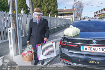 Lugner besucht Zebra - Privatgarten, Wien - Mo 30.03.2020 - Richard LUGNER hat jede Menge Geschenke dabei2