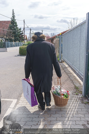 Lugner besucht Zebra - Privatgarten, Wien - Mo 30.03.2020 - Richard LUGNER hat jede Menge Geschenke dabei3