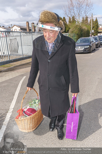 Lugner besucht Zebra - Privatgarten, Wien - Mo 30.03.2020 - Richard LUGNER hat jede Menge Geschenke dabei4