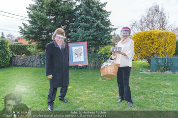 Lugner besucht Zebra - Privatgarten, Wien - Mo 30.03.2020 - Richard LUGNER, Zebra Karin KARRER16