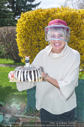 Lugner besucht Zebra - Privatgarten, Wien - Mo 30.03.2020 - Zebra Karin KARRER mit Geburtstagstorte28