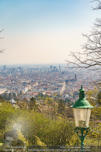 Corona Feature - Wien, NÖ - So 05.04.2020 - Blick im Frühling über Wien Wilhelminenberg Austria Trend Hote9