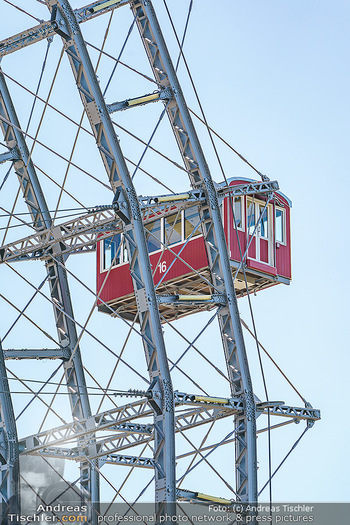 Corona Feature - Wien, NÖ - So 05.04.2020 - Wiener Riesenrad rote Gondeln Gondel blauer Himmel Touristen Tou32