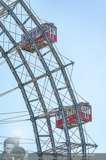 Corona Feature - Wien, NÖ - So 05.04.2020 - Wiener Riesenrad rote Gondeln Gondel blauer Himmel Touristen Tou33