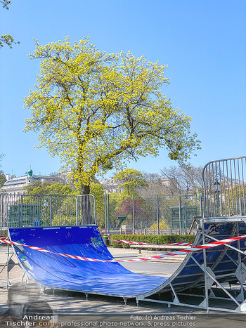 Corona Feature - Wien, NÖ - So 05.04.2020 - abgesperrte HalfPipe Spielplatz im Stadtpark wegen Coronavirus C64