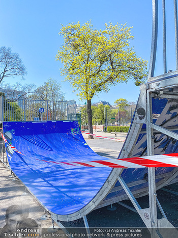 Corona Feature - Wien, NÖ - So 05.04.2020 - abgesperrte HalfPipe Spielplatz im Stadtpark wegen Coronavirus C65