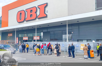 Schlange vorm OBI - OBI Triesterstraße - Di 14.04.2020 - Kunden Andrang Wiedereröffnung der Gartencenter und Baumärkte,1