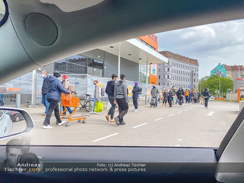 Schlange vorm OBI - OBI Triesterstraße - Di 14.04.2020 - Kunden Andrang Wiedereröffnung der Gartencenter und Baumärkte,2