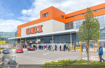 Schlange vorm OBI - OBI Triesterstraße - Di 14.04.2020 - Kunden Andrang Wiedereröffnung der Gartencenter und Baumärkte,3