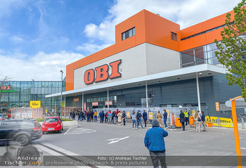 Schlange vorm OBI - OBI Triesterstraße - Di 14.04.2020 - Kunden Andrang Wiedereröffnung der Gartencenter und Baumärkte,5