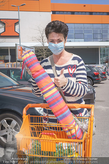 Promis während Corona - Wien - Mi 15.04.2020 - Andrea HÄNDLER kauft sich eine Hängematte für Dachterrasse so4