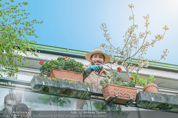 Promis während Corona - Wien - Mi 15.04.2020 - Clemens UNTERREINER pflanzt Blumen auf seinem Balkon und schneid9