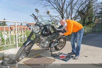 Promis während Corona - Wien - Mi 15.04.2020 - Christoph FÄLBL baut neue Batterie in sein Motorrad ein, nachde11