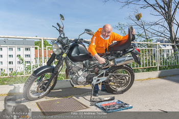 Promis während Corona - Wien - Mi 15.04.2020 - Christoph FÄLBL baut neue Batterie in sein Motorrad ein, nachde12