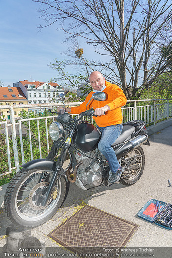 Promis während Corona - Wien - Mi 15.04.2020 - Christoph FÄLBL baut neue Batterie in sein Motorrad ein, nachde13