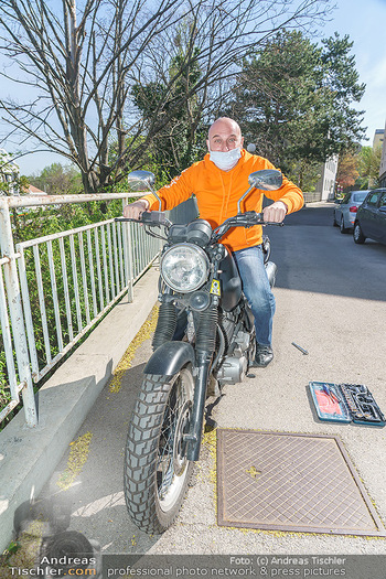 Promis während Corona - Wien - Mi 15.04.2020 - Christoph FÄLBL (mit Mundschutzmaske MNS) mit Motorrad, Reparat15