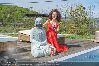 Promis während Corona - Wien - Mi 15.04.2020 - Christina LUGNER mit Cocktailkleid und Buddha Statue mit MNS Mun19