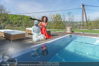 Promis während Corona - Wien - Mi 15.04.2020 - Christina LUGNER mit Cocktailkleid und Buddha Statue mit MNS Mun20