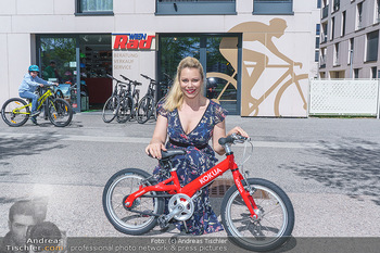 Promis während Corona - Wien - Mi 15.04.2020 - Daniela FALLY kauft Osterhasen Geschenk Kinderfahrrad, da Gesch29