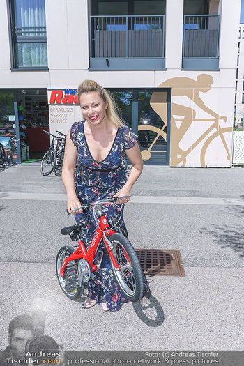 Promis während Corona - Wien - Mi 15.04.2020 - Daniela FALLY kauft Osterhasen Geschenk Kinderfahrrad, da Gesch30