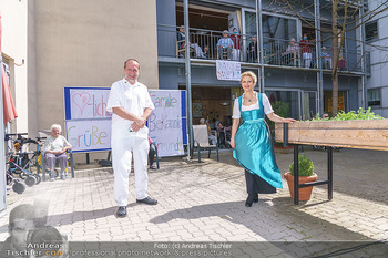 Daniela Fally Privatkonzert - Theaterpark Berndorf - Fr 24.04.2020 - Daniela FALLY auf Abstand mit Heimdirektor Gregor HERZOG17
