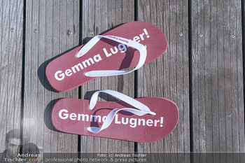 Christina Lugner putzt - Privatvilla, Klosterneuburg - Mo 27.04.2020 - Gemma Lugner Schlapfen Schlappen Badeschlapfen Badeschuhe am Ste5