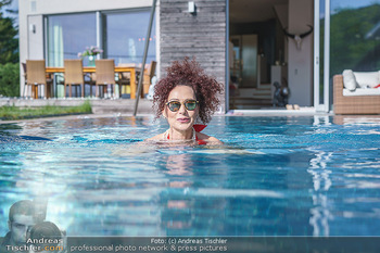 Christina Lugner HomeStory - Privatvilla, Klosterneuburg - Mo 27.04.2020 - Christina LUGNER in ihrer Villa in Klosterneuburg schwimmt mit S81