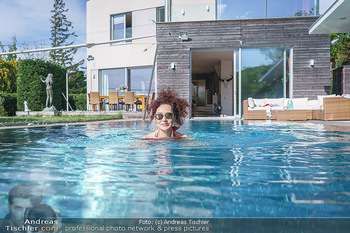 Christina Lugner HomeStory - Privatvilla, Klosterneuburg - Mo 27.04.2020 - Christina LUGNER in ihrer Villa in Klosterneuburg schwimmt mit S82