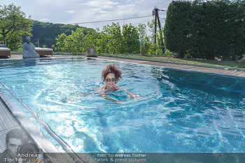 Christina Lugner HomeStory - Privatvilla, Klosterneuburg - Mo 27.04.2020 - Christina LUGNER in ihrer Villa in Klosterneuburg schwimmt mit S85