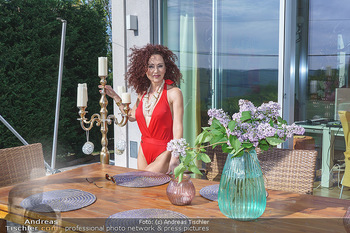 Christina Lugner HomeStory - Privatvilla, Klosterneuburg - Mo 27.04.2020 - Christina LUGNER in ihrer Villa in Klosterneuburg im roten Badea90